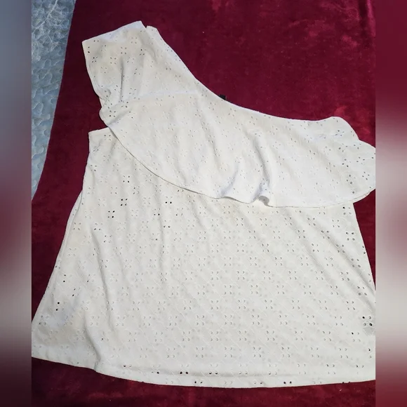 Womens Torrid White Eyelet One-Shoulder Top - Picture 2 of 8